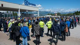 La mobilitazione degli operai Electrolux davanti allo stabilimento di Porcia