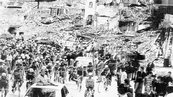 Una storica immagine del Giro d’Italia fra le macerie a Gemona nel 1977