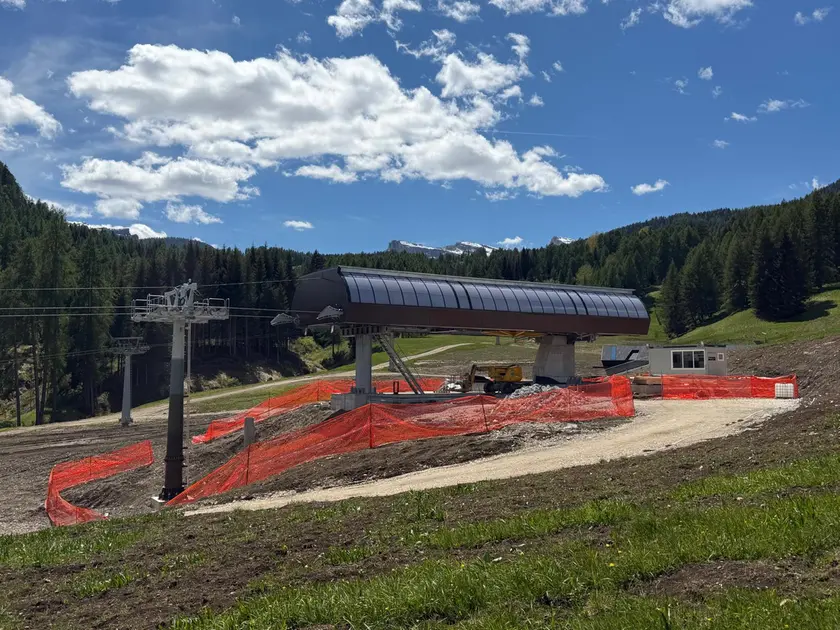 La stazione di monte della cabinovia di Socrepes