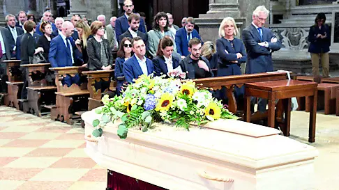 Ai primi banchi tutta la famiglia di Bressa. I figli Giulia e Giovanni, la sorella Nicoletta con il marito Nicola Zeggio. E i nipoti che hanno anche letto dei ricordi