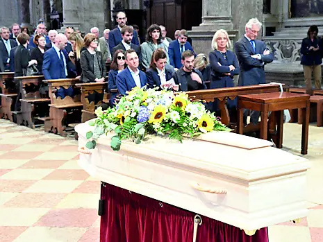 Ai primi banchi tutta la famiglia di Bressa. I figli Giulia e Giovanni, la sorella Nicoletta con il marito Nicola Zeggio. E i nipoti che hanno anche letto dei ricordi