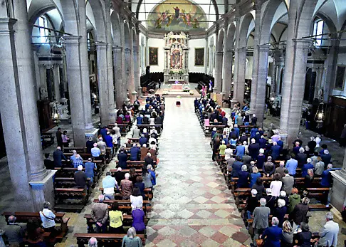 Una cattedrale gremita di sindaci, parlamentari, amici politici ma soprattutto cittadini ha accolto il feretro di Gianclaudio Bressa. Molti anche gli amministratori con la fascia