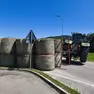 Il rimorchio carico di rotoballe rovesciato sulla carreggiata all'incrocio di via Anconetta con la statale 50