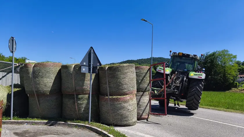 Il rimorchio carico di rotoballe rovesciato sulla carreggiata all'incrocio di via Anconetta con la statale 50