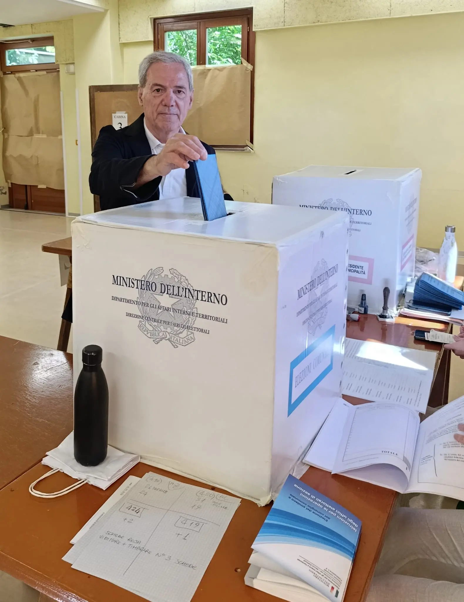 Sette degli otto candidati alla fascia di primo cittadino di Venezia hanno votato nella mattinata della prima giornata di voto, domenica 24 maggio, ciascuno nel proprio seggio tra il centro storico e Mestre. L'unico candidato a non essere residente nel Comune lagunare è Roberto Agirmo di Resistere Veneto.