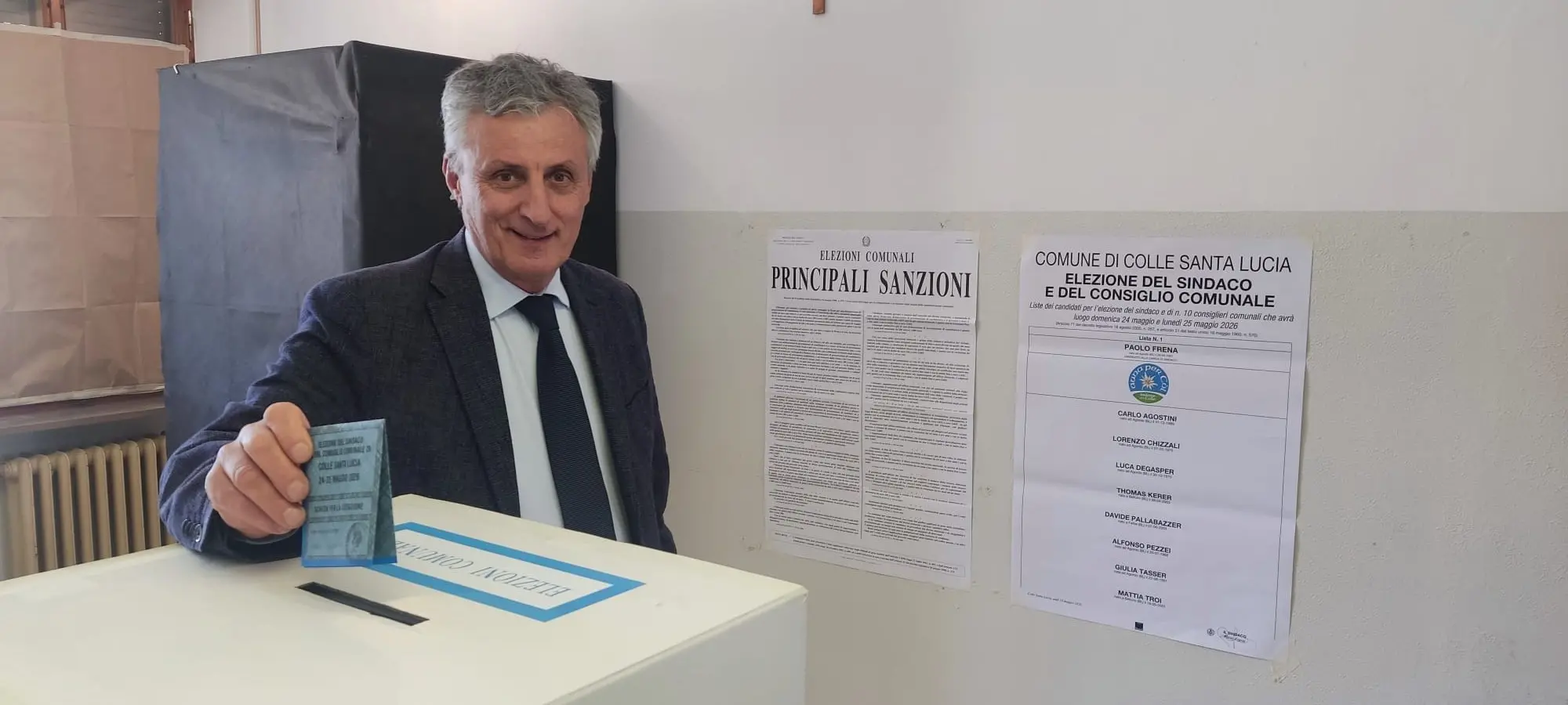 Paolo Frena, sindaco uscente e unico candidato a Colle Santa Lucia, depone la scheda nell'urna dopo aver votato
