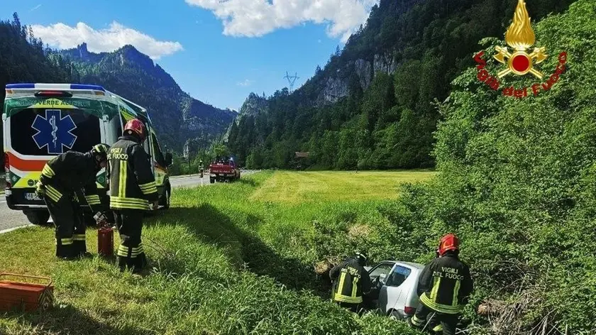 L'auto uscita di strada sulla 203 Agordina