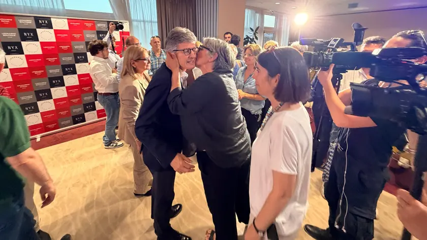 Andrea Martella la sera delle elezioni dopo la certezza della sconfitta, abbracciato dai sostenitori (foto Porcile)