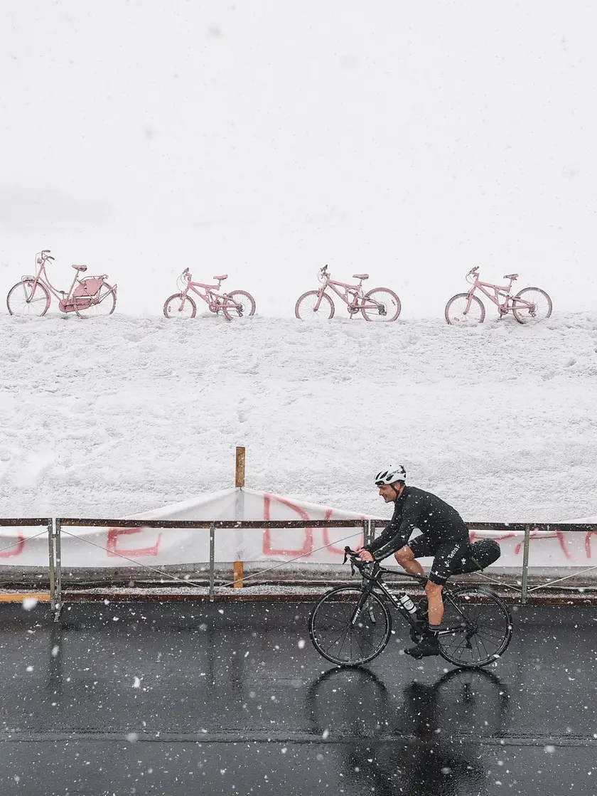 Il passaggio della corsa rosa sul Passo Giau nel 2021 sotto una nevicata