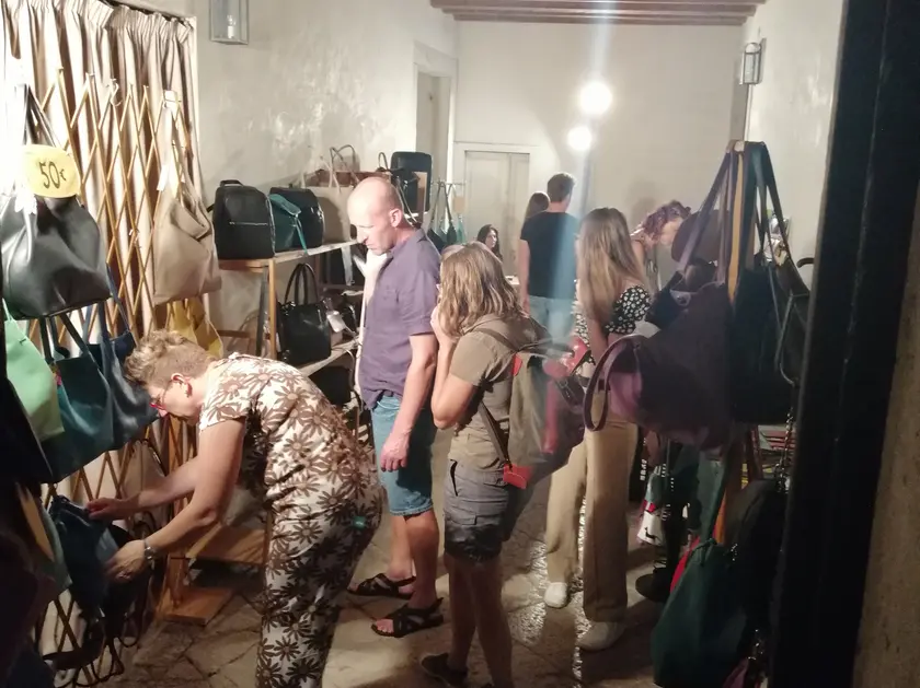Un’immagine di archivio con uno stand in via Mezzaterra della Mostra dell’Artigianato prevista in città