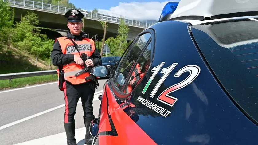 Una pattuglia di carabinieri durante un servizio di controllo