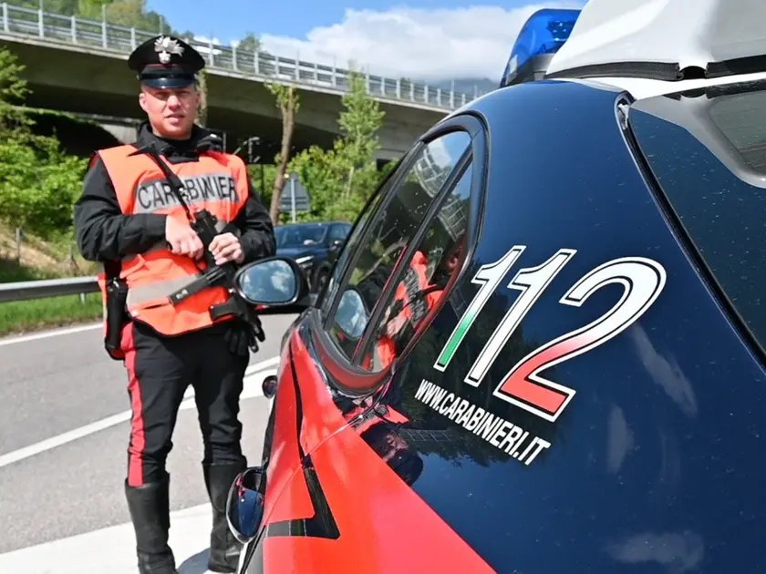 Una pattuglia di carabinieri durante un servizio di controllo