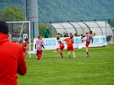 Alcuni baby calciatori durante una partita