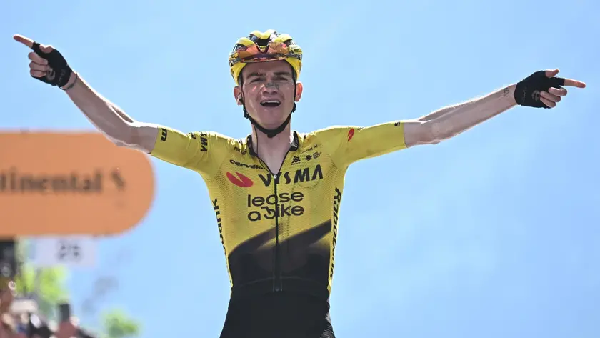 Sepp Kuss festeggia all'arrivo la vittoria ai Piani di Pezzè