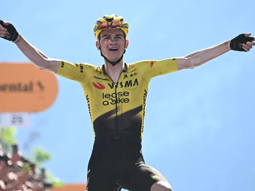 Sepp Kuss festeggia all'arrivo la vittoria ai Piani di Pezzè