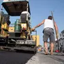 Operai al lavoro per l'asfaltatura di una strada