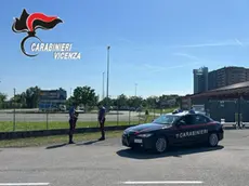 Cade da tre metri mentre lavora in nero, imprenditori lo abbandonano in strada (Foto, carabinieri Vicenza)