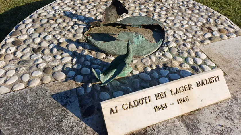 Rubata la statua degli ex internati