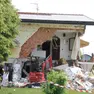 La casa sventrata dopo l'esplosione della bombola