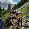 Escursionisti estivi lungo il sentiero che porta al lago di Sorapis