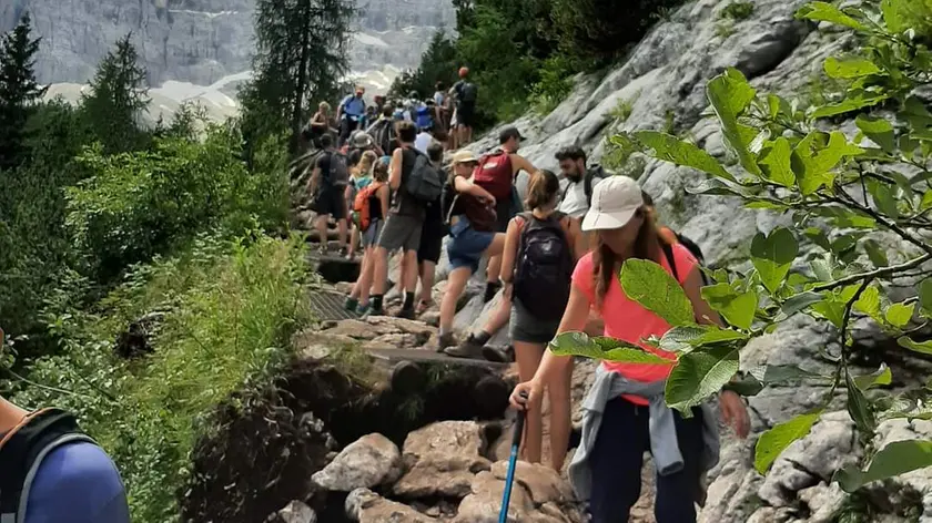 Escursionisti estivi lungo il sentiero che porta al lago di Sorapis