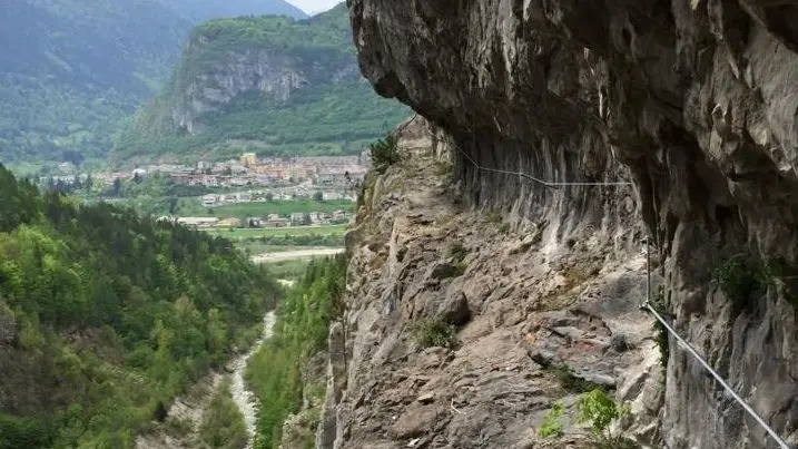 Un passaggio della Ferrata della Memoria sul Vajont