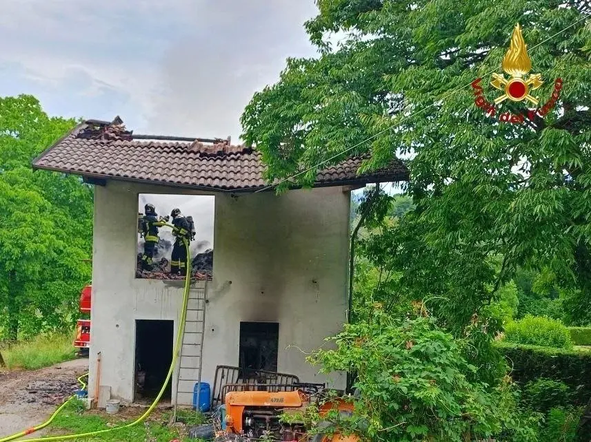 Il fienile andato a fuoco a Limana