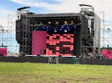 Il palcoscenico del 105 Summer Festival allestito al parco San Giuliano: stasera sono attesi 25 mila giovani (foto Pòrcile)