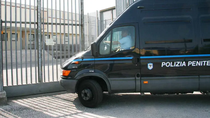 Un mezzo della polizia penitenziaria entra in aula bunker a Mestre