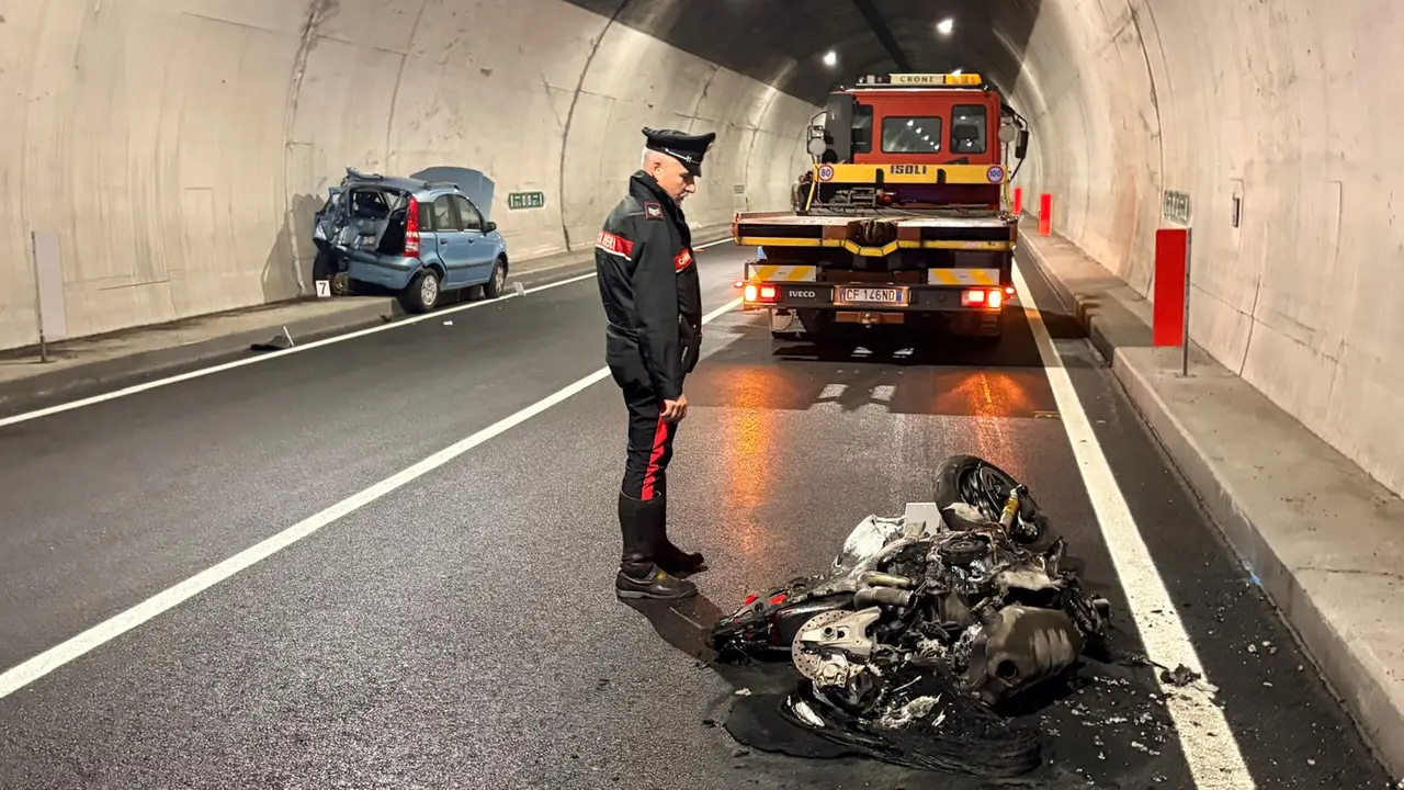 La moto distrutta dopo l'incidente in galleria
