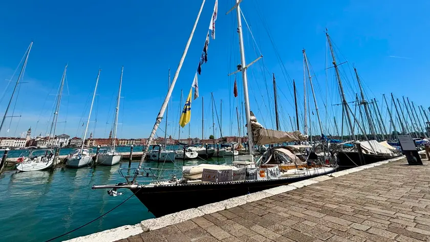 King Arawak, la barca a vela ormeggiata alla Compagnia della Vela sull’isola di San Giorgio a Venezia