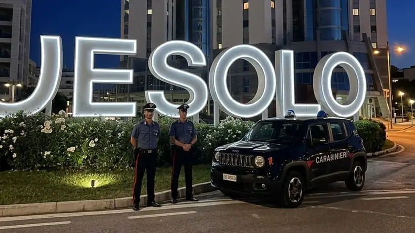 Una pattuglia di carabinieri in servizio a Jesolo