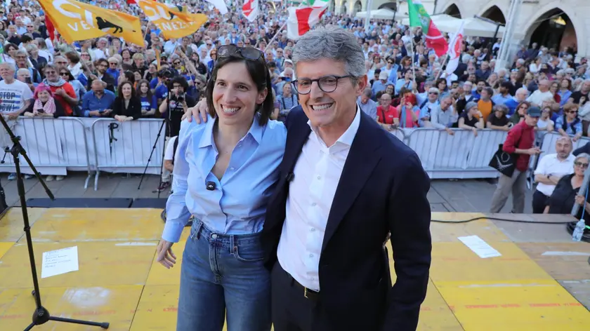 Elly Schlein e Andrea Martella in piazza Ferretto. Foto Pòrcile