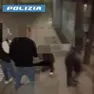 Un momento della brutale aggressione nel filmato girato dai ragazzi