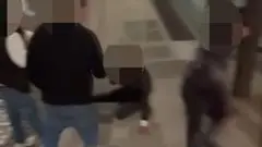 Un momento della brutale aggressione nel filmato girato dai ragazzi
