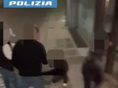 Un momento della brutale aggressione nel filmato girato dai ragazzi