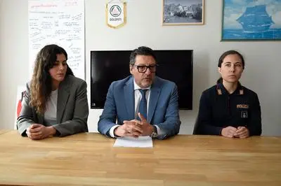 Il questore Della Rocca con le dirigenti di Mobile e Volanti, Cristina Rizzo e Sofia Pierini
