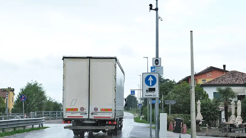 Un autovelox lungo una strada in Veneto