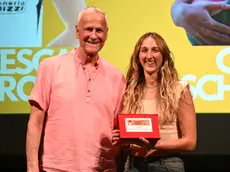 Francesca Dalla Rosa premiata da Jouni Parkkali alla Festa dello sport del Corriere delle Alpi