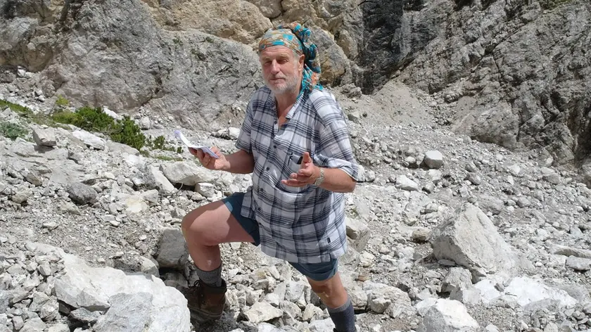 Giuliano Dal Mas durante una delle sue innumerevoli escursioni: aveva 80 anni