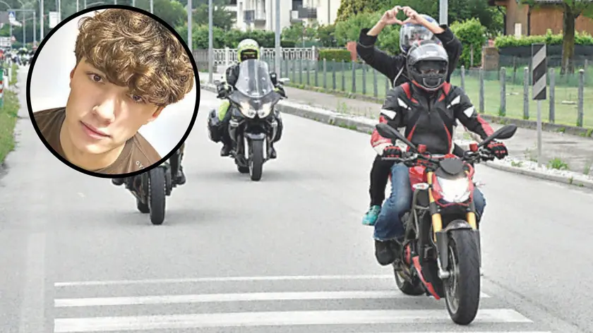 Nel tondo Matteo De Nes, nella foto grande e il corteo dei motociclisti