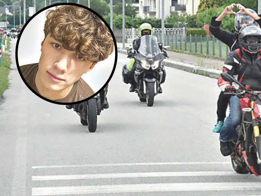 Nel tondo Matteo De Nes, nella foto grande e il corteo dei motociclisti