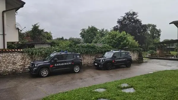 I carabinieri davanti alla casa del tentato femminicidio