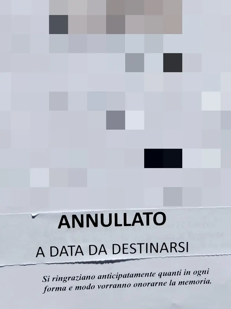 L'epigrafe con l'annullamento del funerale