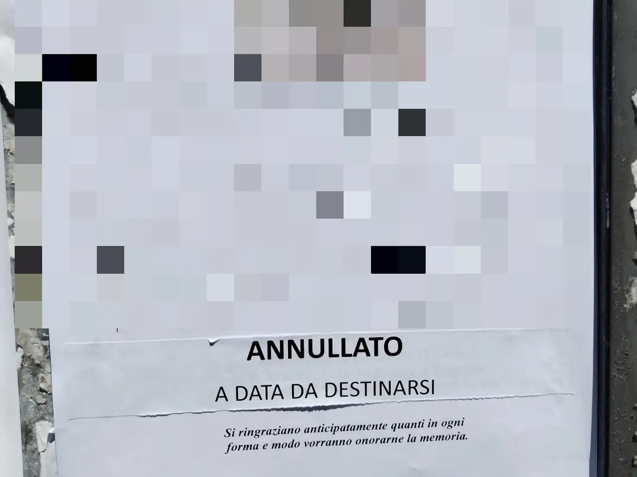 L'epigrafe con l'annullamento del funerale