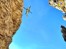 Un intervento dell'elisoccorso in montagna (foto di archivio)