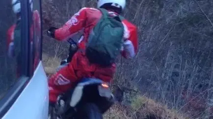Un appassionato di motocross lungo i sentieri boschivi del Bellunese dove è vietata la circolazione