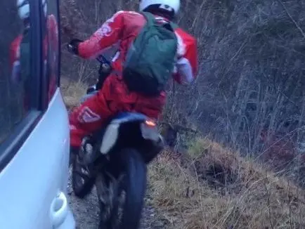Un appassionato di motocross lungo i sentieri boschivi del Bellunese dove è vietata la circolazione
