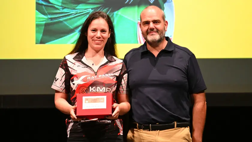 Deborah Da Rold premiata da Mauro Topinelli alla Festa dello sport del Corriere delle Alpi