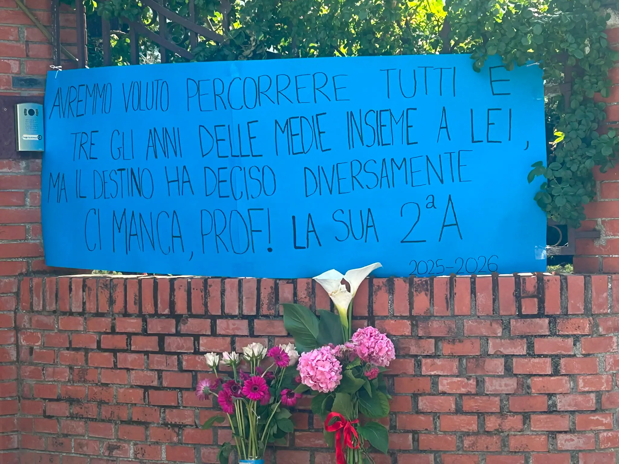 Uno striscione fuori dall'abitazione dove viveva Chiara Guerra